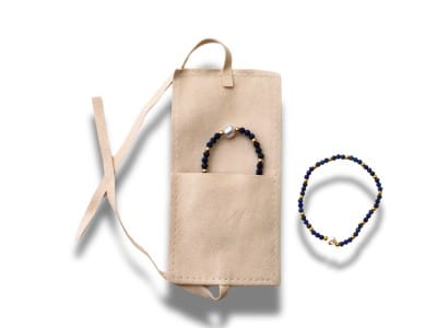 Lapislazuli Armband flexibel aufgezogen mit Perlmuttperle, Silber / vergoldet