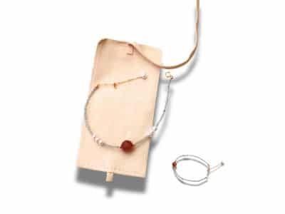 Mondsteinarmband mit Erdbeerrosenquarz, Verpackung in edlem Microfaser-Täschchen