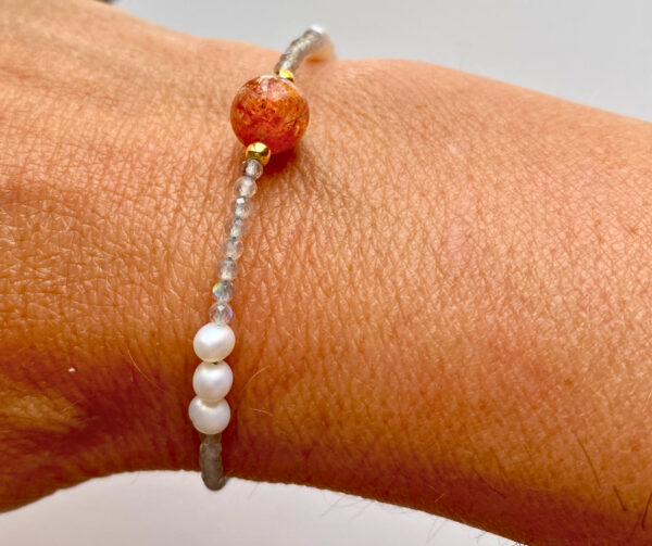 Edelsteinarmband aus Mondstein mit Rosenquarz und Perlmuttperlen